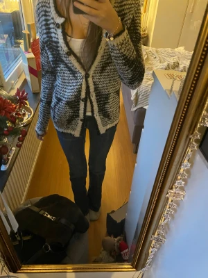 Svartvit stickad kofta från SCÉE💖 - Mysig stickad kofta från SCÉE i svartvitt mönster med stjärnor och over siced!Koftan har lång ärm, knappar framtill och en loose fit. Perfekt för lager-på-lager och chill dagar. Gör och stayla fint till exempelvis gråa jeans! Piffar upp looken💞