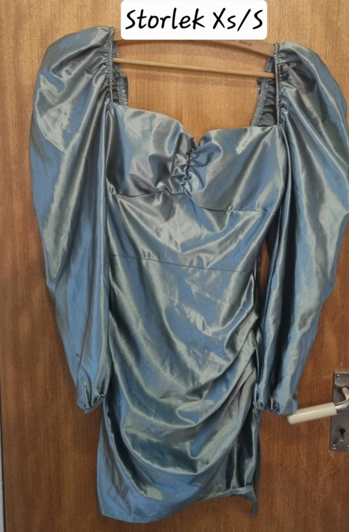 Blå kort klänning med puffärmar