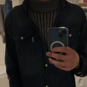 Turtleneck kofya  - Riktigt fet turtleneck kofta med extremt bra passform samt väldigt varm och bekväm. Storlek M men passar S/M