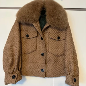 Jacka med pälskrage från Meotine i beige/Camel - Underbar camelfärgad jacka från Meotine 🧡storlek xs/s 