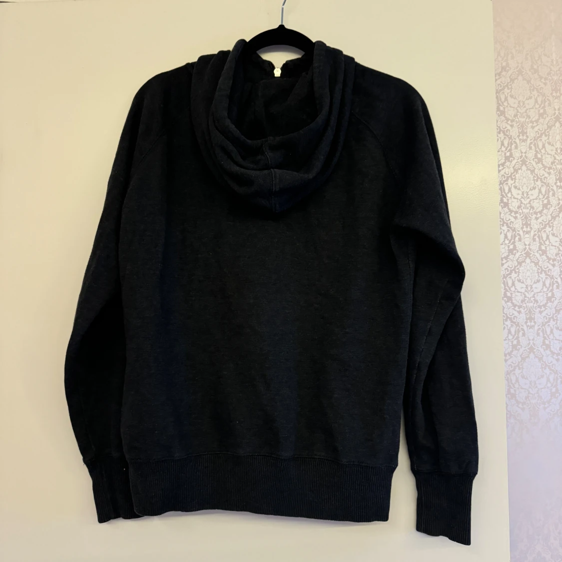 Svart hoodie med dragkedja och huva - 3