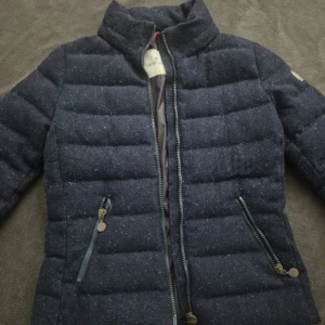 Moncler jacka  - Jättefin moncler jacka som jag köpte på Vinted där av priset! Den är super varm en av de varmaste jackorna jag haft 