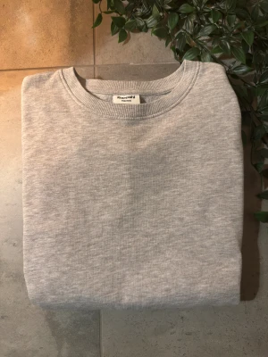 Grå sweatshirt från Kappahl - En enkel och stilren grå sweatshirt från Kappahl i storlek 158/164. Däremot tycker jag att storleken är mycket större än vad den är egentligen. Jag är 181 och har på mig en 158/162 storlek och den passar bra. Jag skulle säga att det är en storlek blandad med XS och S. Skriv för funderingar eller fler bilder! 😊👍