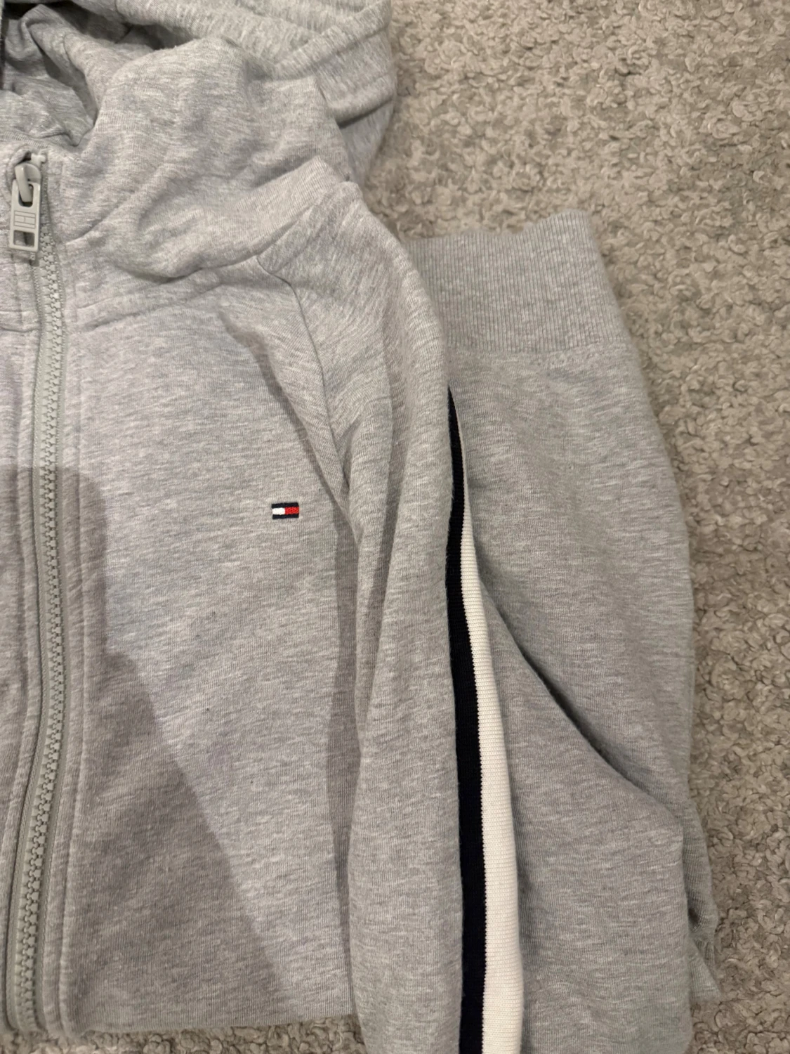 Grå hoodie Tommy Hilfiger med dragkedja - 4