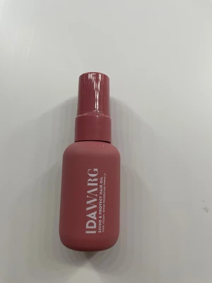 IDA WARG Shine & Protect Hair Oil - Snygg rosa flaska med Shine & Protect Hair Oil från IDA WARG. Oljan är vegansk och kommer i en stilren, matt plastflaska med pump. Perfekt för att ge håret extra glans och skydd. Innehåller arganolja och avokadoolja. Enkel att använda på både torrt och handdukstorkat hår. Använt 1-3 gånger max.