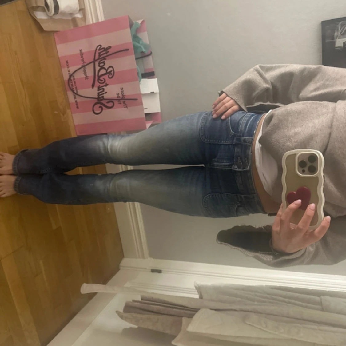 Blå bootcut jeans med slitningar