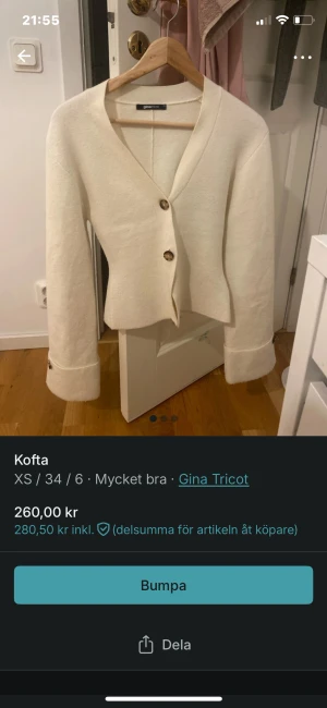 Svarta pyjamasbyxor i viskosmix - Svarta pyjamasbyxor med vit piping längs bensluten, tillverkade i mjuk viskosmix. Byxorna har en rak och loose passform som ger en chill vibe, perfekta för att hänga hemma. Matcha med pyjamaströjan för en komplett look.