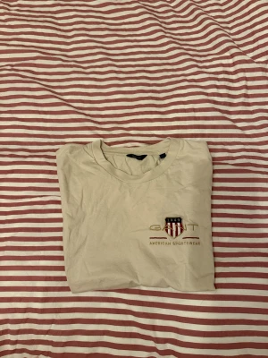 Beige GANT t-shirt  - Snygg beige t-shirt från GANT, aldrig använd! I storlek M, men liten i storlek mer S