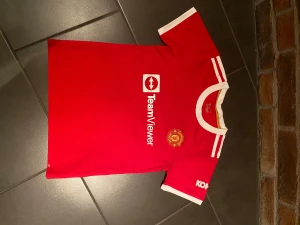 Manchester United T-skirt - Hej, säljer min gamla Manchester United T-skirt som inte används längre. Storlek 140. Skriv gärna om ni har frågor!
