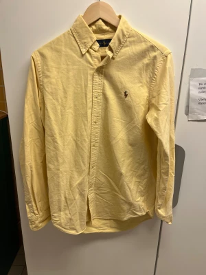 Ralph Lauren Skjorta Gul Storlek Small - Hej! Säljer nu denna väldigt snygga Ralph Lauren Skjortan.  Storlek Small  Färg: Gul Skick: Mycket gott – endast använd vid enstaka tillfällen  Skickas spårbart eller hämtas upp efter överenskommelse. Vid intresse – hör gärna av dig.  Skriv vid frågor eller ifall du vill ha fler bilder:)