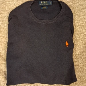 Ralph Lauren tröja slim fit (S) - Säljer en snygg och skön tröja från Polo Ralph Lauren i bra skick 🌟. Tröjan är storlek S och är Slim Fit. Perfekt nu inför vintern❄️. Nypris är ca 2000kr. Jag säljer för ca 500kr. Hör gärna av vid intresse 📩. (Pris går att diskuteras).