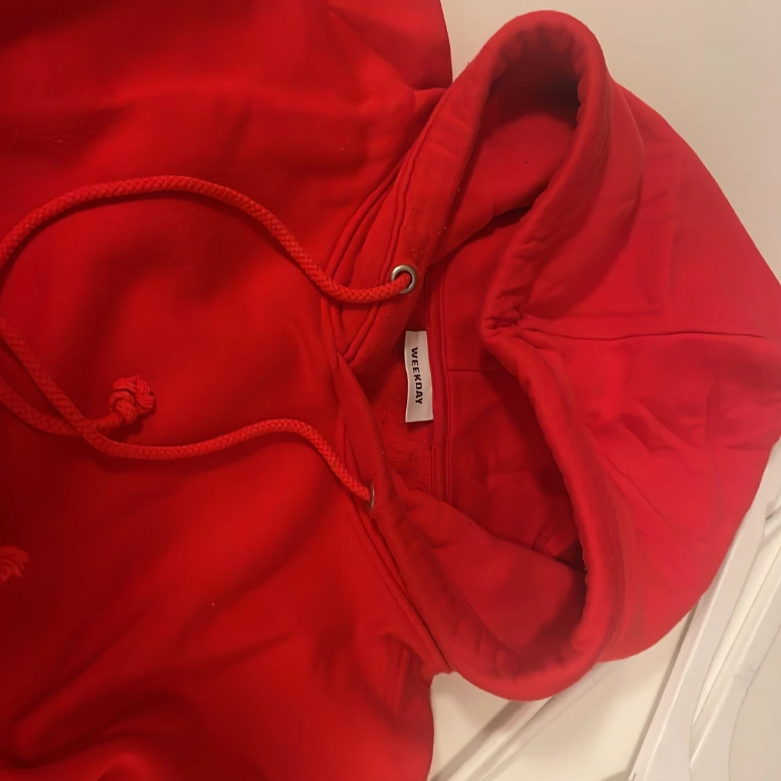 Röd hoodie från Weekday med huva - 4
