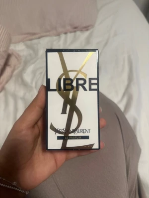 YSL Libre Le Parfum 50ml - YSL Libre Le Parfum 50ml Eau de Parfum. Säljer pga att ja köpte fel parfym därav bruten förpackning. Oanvänd.