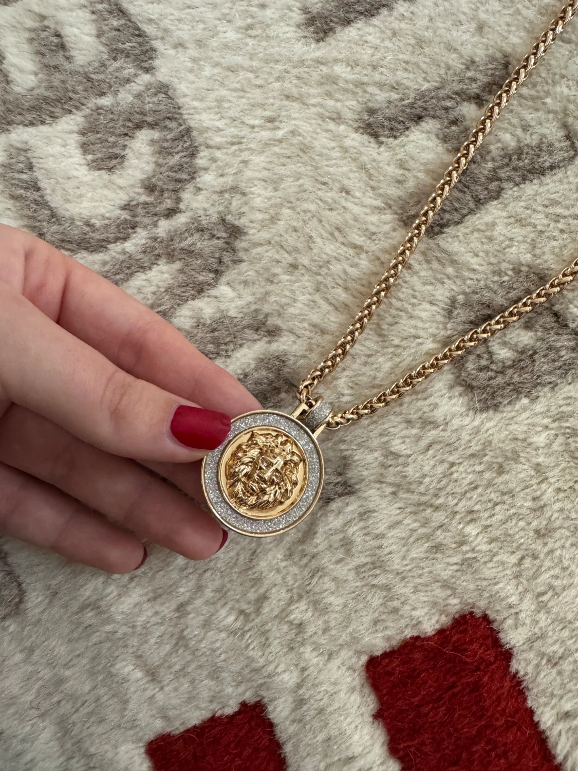 Guldigt halsband med lejonberlock - 1