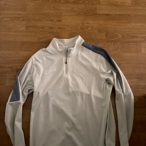 Nike tröja - Snygg Nike tröja som inte används längre, tröjan är i bra skick