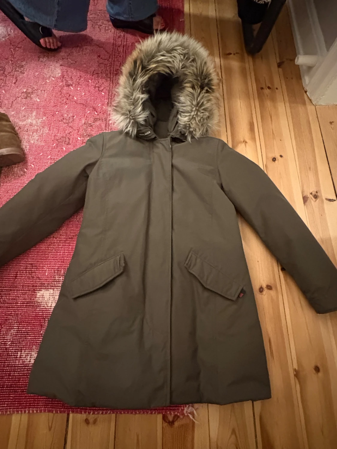 Olivgrön parkas från Woolrich med päls - 4