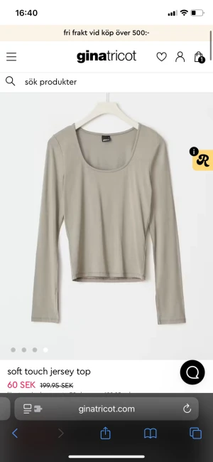 Beige långärmad topp Gina Tricot - En stilren beige långärmad topp från Gina Tricot med rundad halsringning och croppad passform. Tillverkad i mjuk och stretchig jersey som sitter skönt mot kroppen. Perfekt att matcha med jeans eller kjol för en clean look.