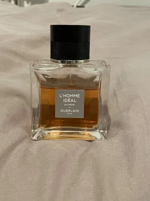 L'Homme Idéal Extrême EdP 50ml - Guerlain L'Homme Idéal Extrême Eau de Parfum, ca 40 ml. Tillverkad i Frankrike. En stilren doft för dig som vill sticka ut och visa din unika stil. Perfekt för dig som gillar exklusiva parfymer med attityd. Pris ej hugget i sten. Kommer med box