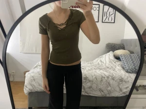 Grön topp med snörning  - Grön topp med snörning i storlek xs, ingen lapp!