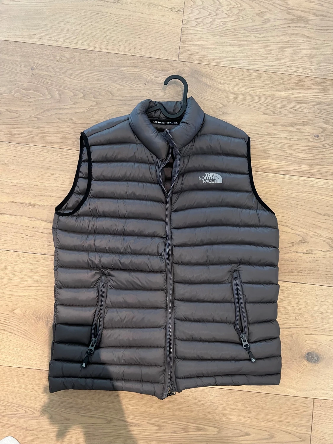 Grå dunväst från The North Face
