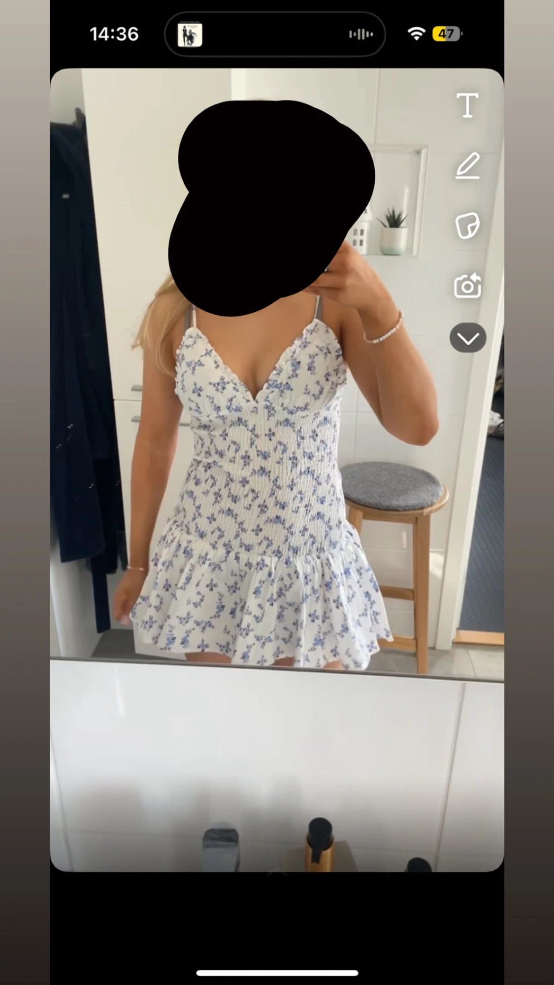 Vit blommig kort sommarklänning