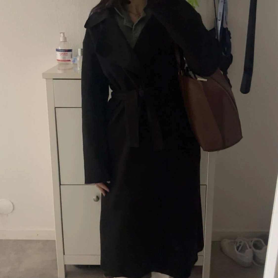 Svart lång kappa med bälte