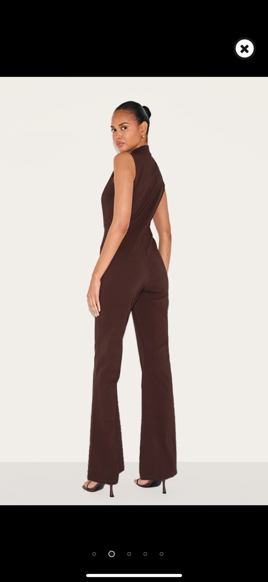Brun ärmlös jumpsuit med cut out - 1