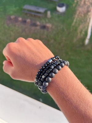 Urban Warrior black bracelet set - Helt ny set med fyra stycken Urban Warrior-armband för mänoch i utmärkt skick, lätta att kombinera med olika stilar och perfekta för den som vill ha en modern och ren look. Om ni har frågor tveka inte att fråga😊