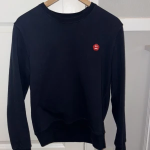 Blå sweatshirt från Aspesi  - Blå sweatshirt från Aspesi. Tröjan har rund hals, långa ärmar och en clean look utan synliga detaljer. Materialet är mjuk bomull och passformen är normal, lite mindre i storlek så ungefär S/M