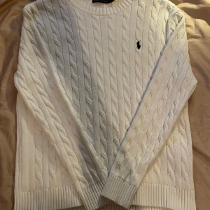 Ralph Lauren Tröja - Vit kabelstickad Ralph Lauren i storlek M, sitter mer som S då den krympt i tvätten. Använd några gånger, men övrigt i väldigt bra skick.