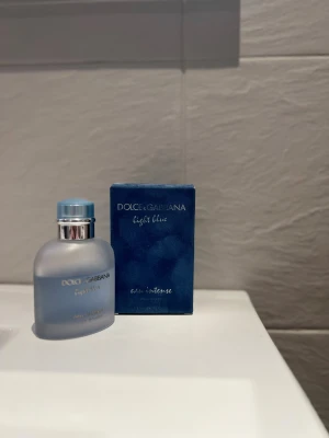Dolce & Gabbana Light Blue Intense - BLACK WEEKEND 28-30 November                Fräsch och modern parfym från Dolce & Gabbana. Light Blue Eau Intense Pour Homme, 100 ml. Perfekt för dig som vill sticka ut med en fräsch doft🧊. Väldigt fräsch citron doft som du kan ha på dig varenda dag🍋🍋‍🟩                Ungefär 65/100 ml kvar i den. Priset är ej hugget i sten. Om du har några frågor så är det bara att höra av dig för att jag svarar snabbt💨