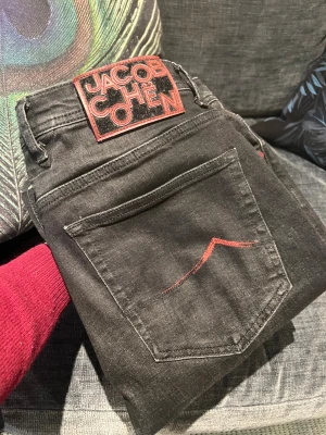 Jacob Cohen svarta jeans Bard LTD - Svarta jeans från Jacob Cohen, Bard limited edition. Nypris är oklart men dyrt som fan. Storlek 30. Jeansen har ”Distressed”-detaljer (INTE SKADAD). Använda ungefär 5 gånger och kommer med de flesta OG såsom tags o sånt. Öppen för prisförslag. Artikeln köps i befintligt skick. 