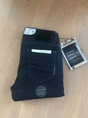 Nya Neuw Iggy Skinny jeans mörkblå - Nya Neuw Iggy Skinny jeans m taggarna kvar Mörkblå ”dry” Storlek 28/32 Nypris 1299 kr