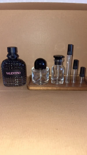 Valentino Born in Roma EdT sample  - Sample priser: 1ml: 15kr, 2ml: 30kr, 5ml: 49kr, 10ml: 89kr, 30ml: 249kr, 50ml: 439kr Gratis sample ingår vid köp över 99kr!! Köp gärna bundles för 10% rabbat 