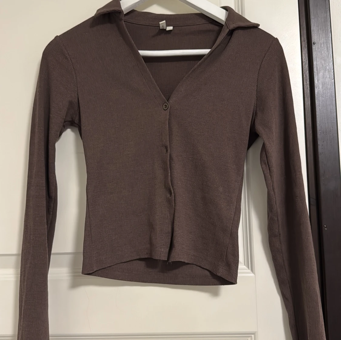 Brun ribbad kofta från Ivy Trend