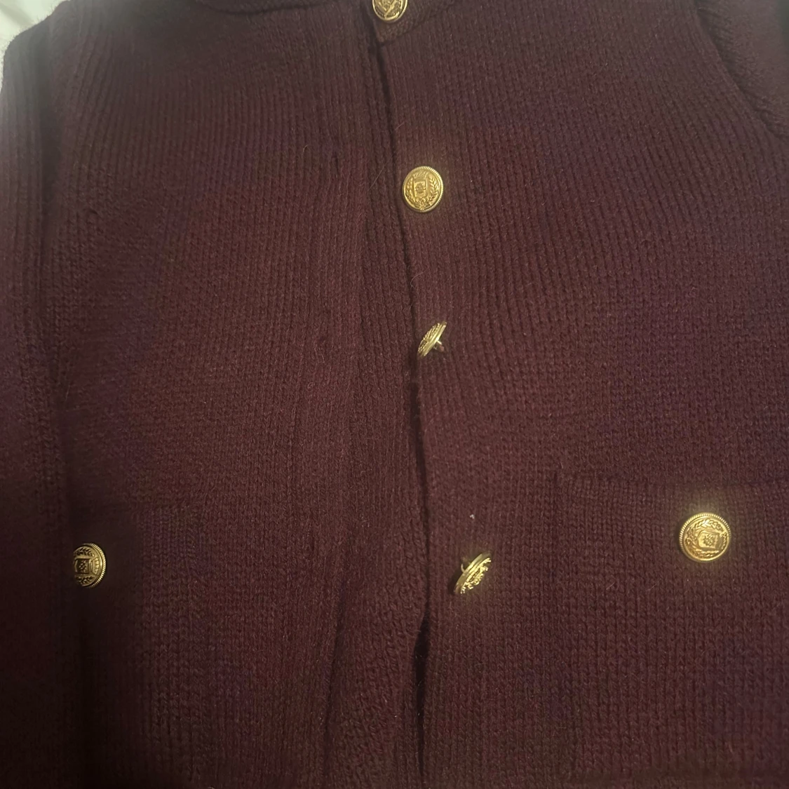 Vinröd kofta från Zara med guldknappar - 1