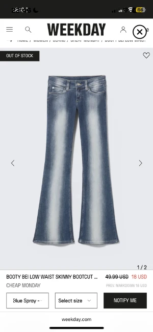 Bootcut jeans från Cheap Monday - Bootcut jeans i blå tvätt från Cheap Monday med låg midja och skinny passform. Snyggt slitna detaljer längs benen och klassisk femficksdesign. Perfekt för dig som gillar retrovibbar och vill sticka ut med en cool siluett.