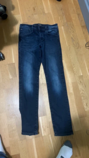Mörk Blåa Jack&Jones Jeans  - Säljer dessa Mörk blåa Jack&Jones byxor eftersom de inte passar mig. Modellen på byxorna är slim. Bredd 30 Längd 32. Org pris 900. Kan mötas upp och testa eller checka ut de måste va i Stockholm 
