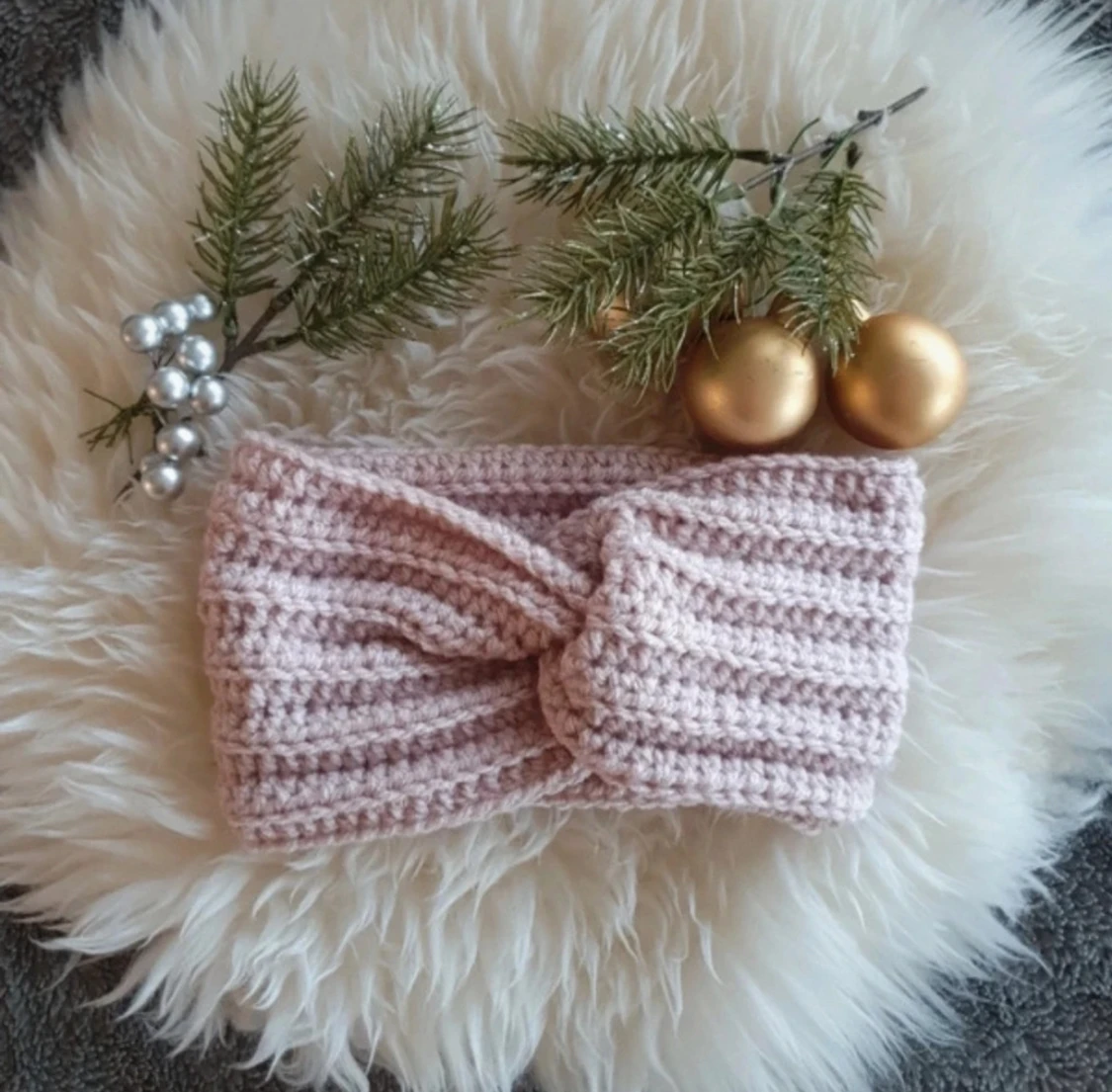 Rosa stickad pannband med twist