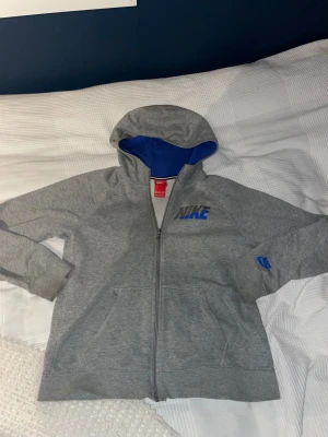 Grå zip up hoodie från Nike - Säljer en grå zip up hoodie från Nike i mycket bra skick. Kontakta vid frågor
