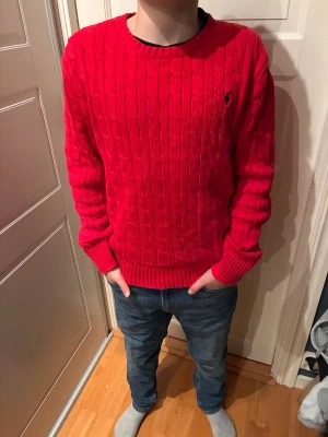 Stickad Ralph lauren tröja - En riktigt snygg Raffe tröja perfekt till julen!! Skick 9/10. Nypris 1400kr och mitt pris 249kr. Modellen är 156cm och väger 45kg.  Skriv vid minsta fundering Mvh Lysekilsgarderoben 