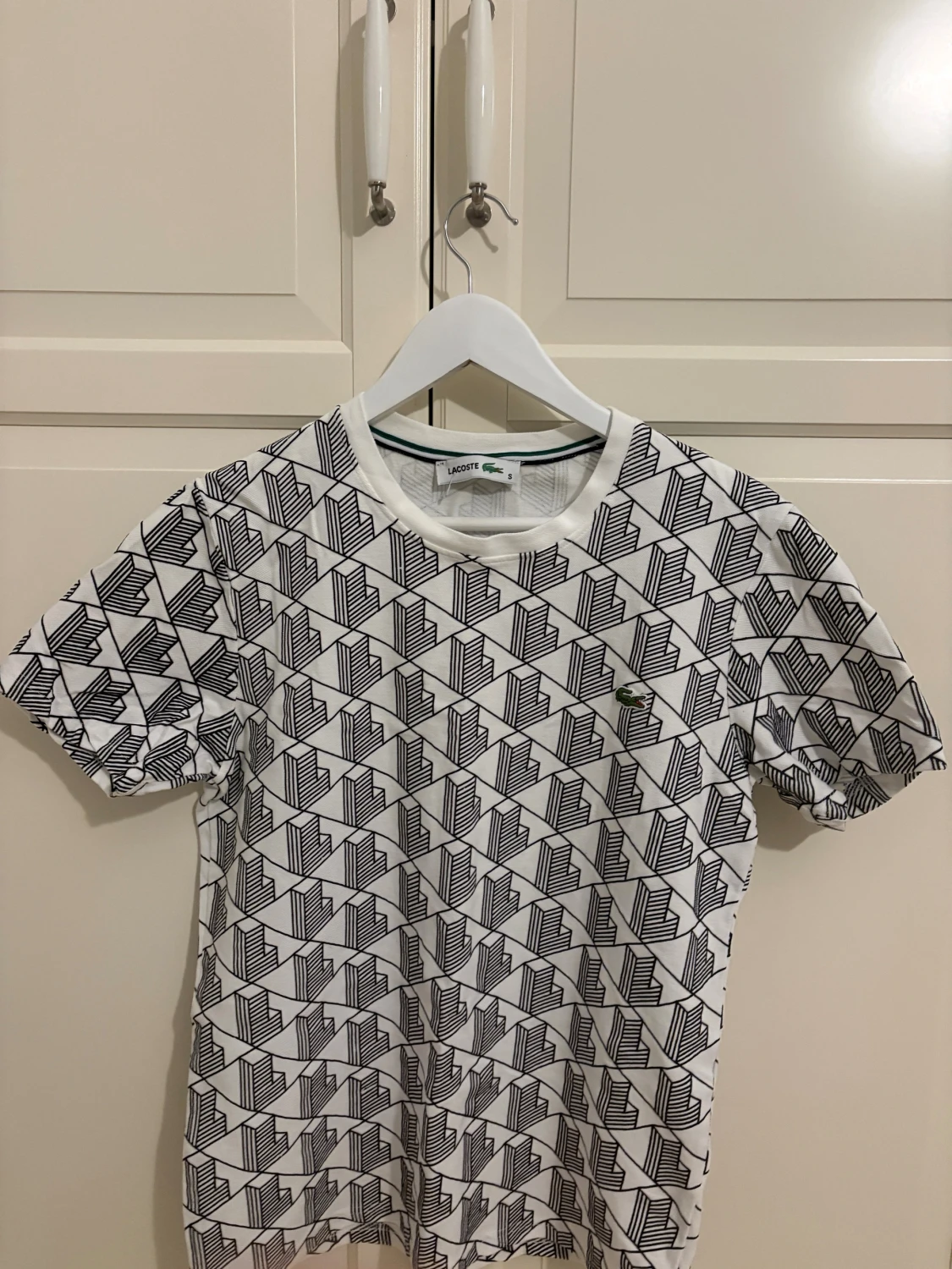 Vit mönstrad t-shirt från Lacoste