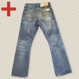 Nudie Jeans Regular Ralf Selvedge  - Sjukt sällsynta nytt par Bootcut Nudie Regular Ralf i selvedge tyg från 2006. Otroligt eftertraktad, särskilt eftersom selvedge bootcut jeans är väldigt sällsynta. Inga skador då de är helt nya. Storlek 30/32. Skriv om du har frågor!  Mått: Midja – 39 cm, Lår – 28 cm, Innersöm – 82 cm, Yttersöm – 108 cm, Benöppning – 23 cm