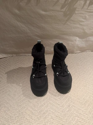 Oanvända! Inuikii Technical Platform boots strl 39/40 - Riktigt varma, coola och stabila vinterboots med grov sula/platå från Inuikii i storlek 40, men kan också passa strl 39. aldrig använda.  Detaljer * Boots från Inuikii * Rundad tå * Snörning med en dragsko upptill * Höjd på sula 6 cm * Skafthöjd 15 cm  Material Yttre: polyester 70%,polyuretan 29%,Viskos 1% Foder: ull 100%  Nypris: 299EUR