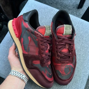 Valentino rockrunners 41,5 - Super feta rockrunners! Size 41,5 fits 42 ochså! Självklart äkta! Nypris ca 7000+kr! Skick 8,5+/10. Begagnade men mycket gott skick! Hör av dig vid minsta fundering 🤩🙌De har en super liten defekt på insidan som inte syns som man lätt kan limma 