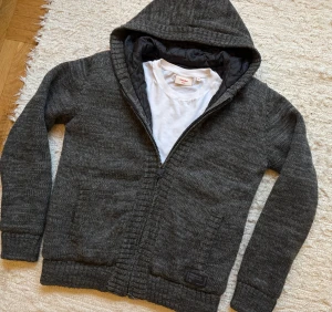 Fodrad Cardiganjacka med Luva - Säljer nu en sjukt snygg cardiganjacka med värmande foder vilket är perfekt till vintern!!🌤️❄️| Hör gärna av dig vid frågor!👑🫵🏻