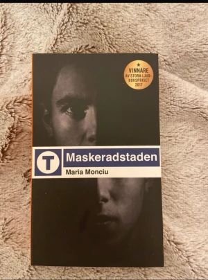Maskeradstaden - Maskeradstaden av Maria Monciu. Säljs då den ej kommer till användning. Inga markeringar. I helt nytt skick. Ej klottrad i. Kan skickas omgående.