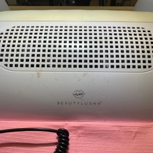 Nagel utsug - Säljer mitt nagelutsug från beautylushh. Fungerar toppen men det finns märken från färg och aceton. Se bild ‼️Kommer med 2 påsar som är återanvändbara. Utsug och armstöd i ett.