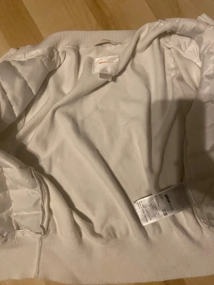 Vit quiltad pufferjacka från Gina Tricot - Cardigan jacka från Gina tricot i helt ny skick har testat den några gånger aldrig använt den ute kontakta för mer bilder eller frågor
