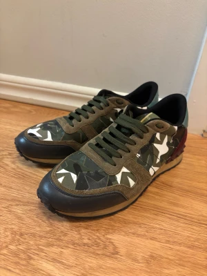 Valentino rockrunners  - Säljer ett par Valentino rockrunners, storlek: 41, skick: 9/10, box ingår inte. Bara att skriva om ni har några funderingar!
